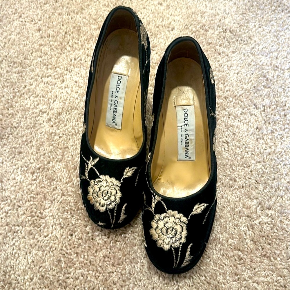 Auth Dolce & Gabbana Embroidered Velvet Pumps 36